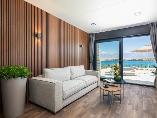 Soggiorno moderno ad Avalona Luxury Mare Glamping Villa Pool con vista mare ad Aminess Style Camping Avalona Resort, Croazia.