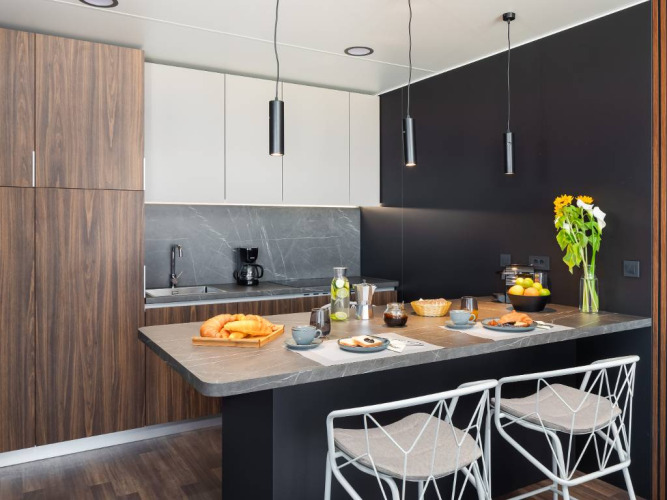 Cucina moderna di Avalona Luxury Mare Glamping Villa Pool con colazione pronta sul bancone, Croazia.