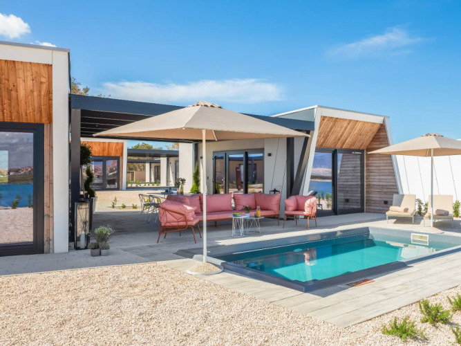 Avalona Luxury Mare Glamping Villa Pool con terrazza moderna, piscina privata e ombrelloni sotto cielo sereno.