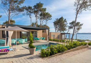 Vista exterior de una lujosa casa familiar con piscina junto al mar en Aminess Style Camping Avalona Resort en Croacia.