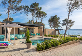 Außenansicht eines luxuriösen Familien-Ferienhauses mit Pool am Meer im Aminess Style Camping Avalona Resort in Kroatien.