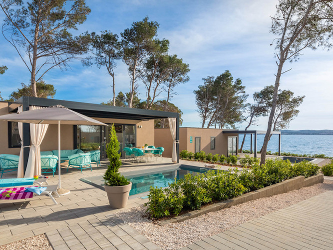 Vista esterna di una casa vacanze di lusso con piscina presso Aminess Style Camping Avalona Resort in Croazia.