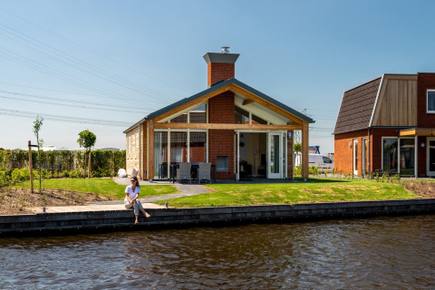 Gezellige vakantiewoning aan het water in Tusken de Marren vakantiepark, Friesland, Nederland bij zonnig weer.