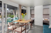 Helles, modernes Ferienhaus mit Essbereich, Blumen und Blick auf die Terrasse im Aminess Style Camping Avalona Resort, Kroatien.