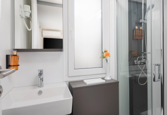 Modernes Badezimmer mit Dusche, Waschbecken und Fenster im Family Luxury Holiday Home Pool Kroatien.