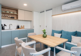 Cucina moderna e zona pranzo nella Premium Holiday Home all'Aminess Style Camping Avalona Resort, Croazia.