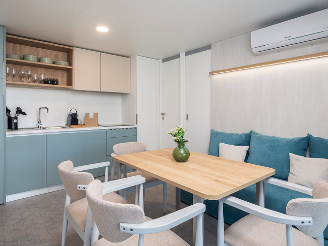 Cucina moderna e zona pranzo nella Premium Holiday Home all'Aminess Style Camping Avalona Resort, Croazia.