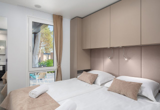 Modernes Chalet-Schlafzimmer im Premium Holiday Home im Aminess Style Camping Avalona Resort, Kroatien.