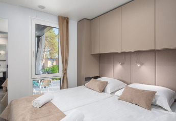 Camera da letto moderno chalet nella Premium Holiday Home di Aminess Style Camping Avalona Resort, Croazia.