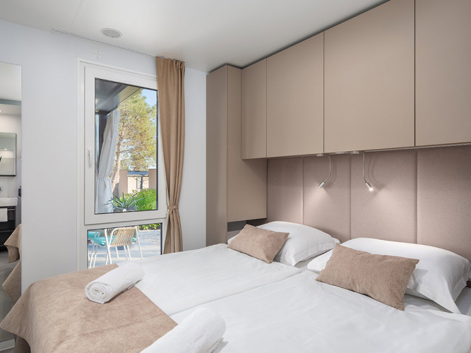 Camera da letto moderno chalet nella Premium Holiday Home di Aminess Style Camping Avalona Resort, Croazia.