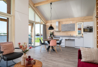Mindervaliden lodge eetkamer en keuken - Tusken de Marren - Akkrum, Friesland, Nederland