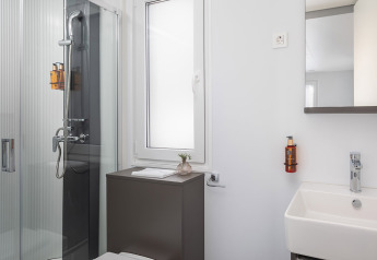 Bagno moderno con doccia, toilette, finestra e lavandino nel Premium Holiday Home, Croazia.