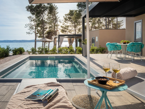 Luxe vakantiehuis met privézwembad en zeezicht bij Aminess Style Camping Avalona Resort in Kroatië, ontspanning verzekerd.