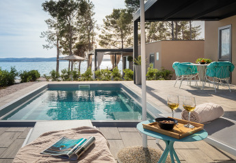 Casa vacanza di lusso con piscina privata e vista mare presso Aminess Style Camping Avalona Resort in Croazia.