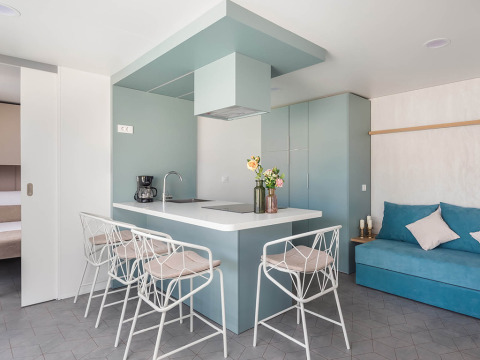 Cocina y sala de estar modernas en una casa vacacional de lujo en Aminess Style Camping Avalona Resort, Croacia.