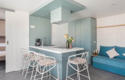 Cocina y sala de estar modernas en una casa vacacional de lujo en Aminess Style Camping Avalona Resort, Croacia.
