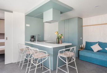 Cucina moderna e zona soggiorno in una casa vacanze di lusso all'Aminess Style Camping Avalona Resort, Croazia.
