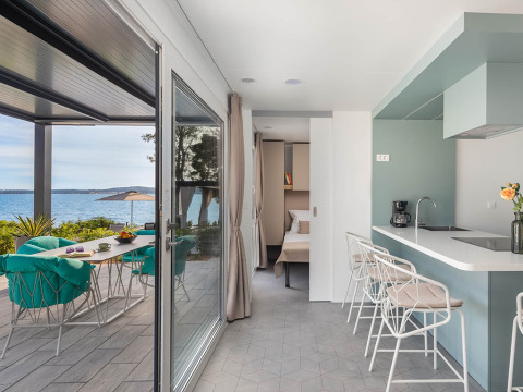 Casa de vacaciones de lujo con cocina, comedor exterior y vista al mar en Aminess Style Camping Avalona Resort, Croacia.