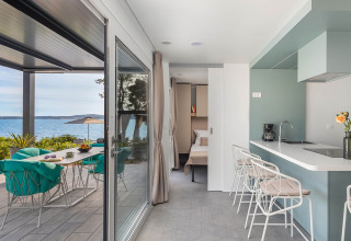 Luxe vakantiewoning met moderne keuken, buitenterras en zeezicht bij Aminess Style Camping Avalona Resort, Kroatië.