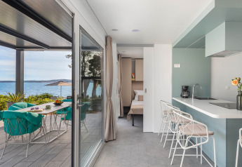 Casa vacanze di lusso con cucina, zona pranzo esterna e vista mare ad Aminess Style Camping Avalona Resort, Croazia.