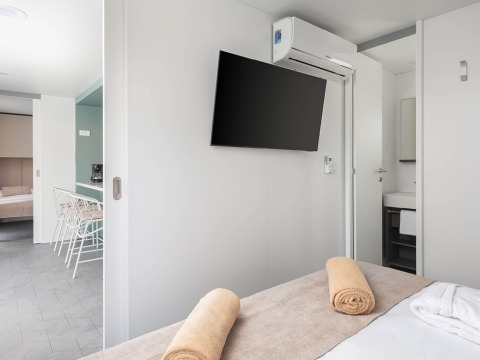 Modern chalet bij Aminess Style Camping Avalona Resort in Kroatië met tv, airco en stijlvol interieur.