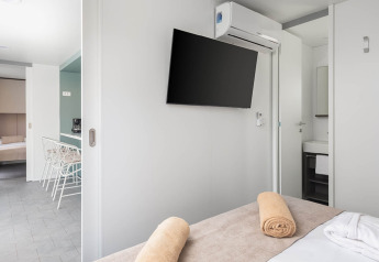 Chalet moderno all'Aminess Style Camping Avalona Resort in Croazia con TV, aria condizionata e arredo elegante.