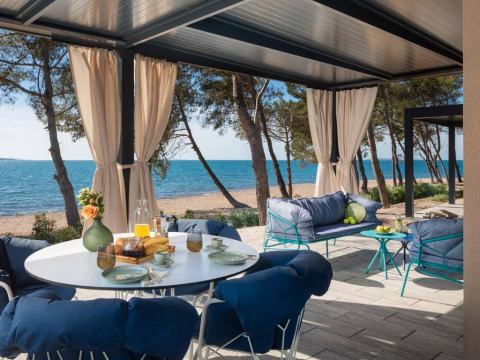 Terraza exterior del Amber Sea Luxury Holiday Home Pool con vista al mar en Aminess Style Camping Avalona Resort, Croacia.