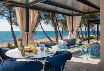 Udendørs terrasse ved Amber Sea Luxury Holiday Home Pool med havudsigt på Aminess Style Camping Avalona Resort i Kroatien.