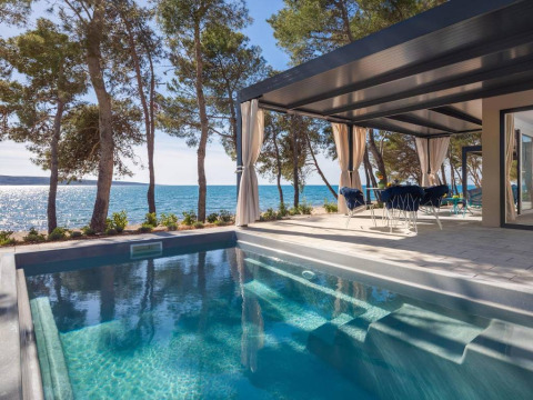 Piscina privada en Amber Sea Luxury Holiday Home Pool en Aminess Style Camping Avalona Resort con vista al mar.