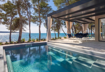 Privat pool ved Amber Sea Luxury Holiday Home Pool på Aminess Style Camping Avalona Resort med havudsigt.