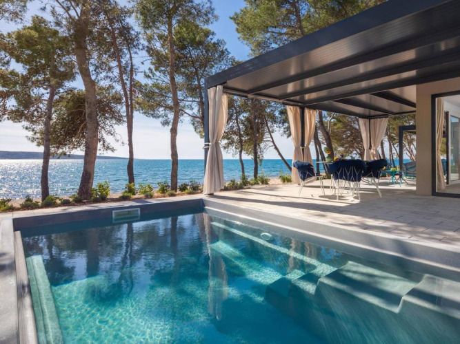 Piscina privata presso Amber Sea Luxury Holiday Home Pool in Aminess Style Camping Avalona Resort con vista mare.