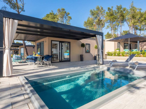 Pool und Terrasse beim Amber Sea Luxury Holiday Home Pool im Aminess Style Camping Avalona Resort in Kroatien.