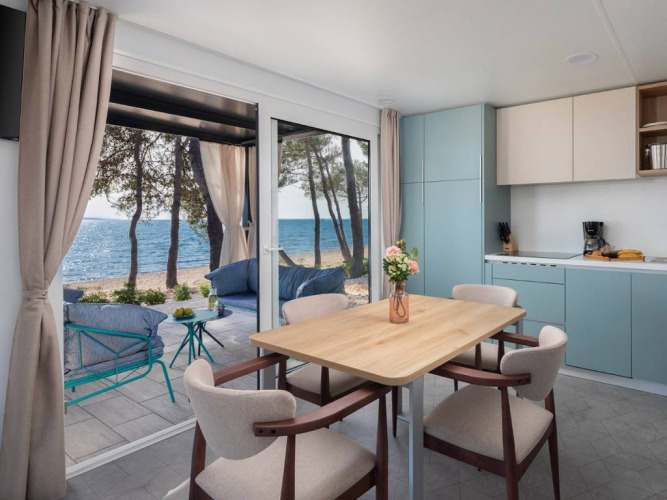 Chalet moderno con sala da pranzo, cucina e vista mare ad Aminess Style Camping Avalona Resort, Croazia.