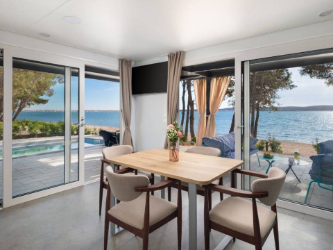 Essbereich mit Blick auf Pool, Terrasse und das Meer im Amber Sea Luxury Holiday Home Pool in Kroatien.