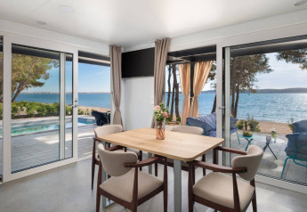 Spisestue med udsigt til pool, terrasse og havet ved Amber Sea Luxury Holiday Home Pool i Kroatien.