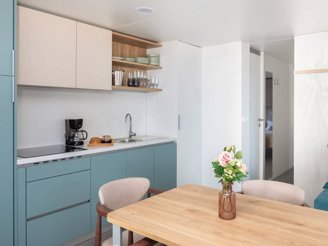 Cucina moderna e zona pranzo in Amber Sea Luxury Holiday Home Pool presso Aminess Style Camping Avalona Resort.