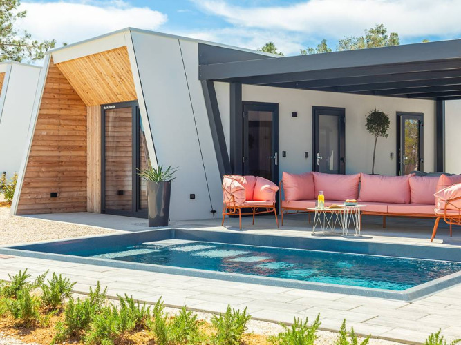 Luksuriøs glampingvilla med privat pool og moderne terrasse på Aminess Style Camping Avalona Resort i Kroatien.