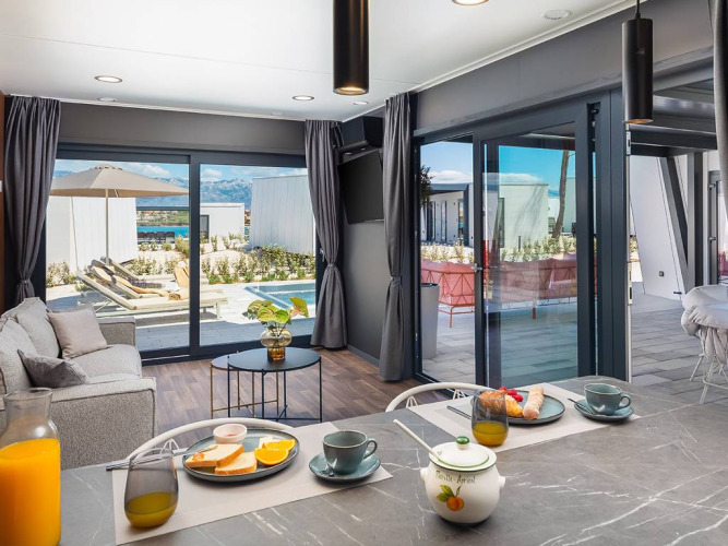 Luksuriøs glampingvilla med privat pool og moderne interiør på Aminess Style Camping Avalona Resort i Kroatien.