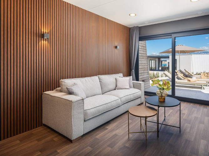 Stue i Luxury Glamping Villa Pool ved Aminess Style Camping Avalona Resort med moderne indretning i Kroatien.