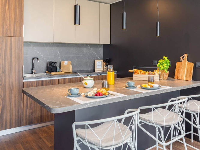 Moderne køkken i en luksus glamping villa på Aminess Style Camping Avalona Resort med morgenmad på bordet.