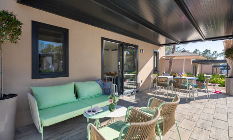 Terrazza esterna della Family Premium Holiday Home all'Aminess Style Camping Avalona Resort in Croazia.