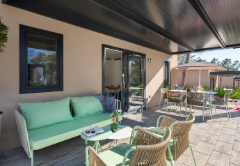 Terrazza esterna della Family Premium Holiday Home all'Aminess Style Camping Avalona Resort in Croazia.
