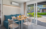 Moderne chalet eetruimte met terraszicht bij Family Premium Holiday Home in Aminess Style Camping Avalona Resort.
