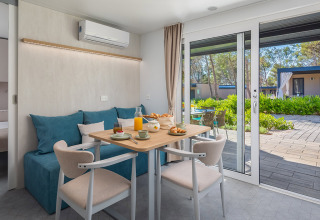 Moderne chalet eetruimte met terraszicht bij Family Premium Holiday Home in Aminess Style Camping Avalona Resort.