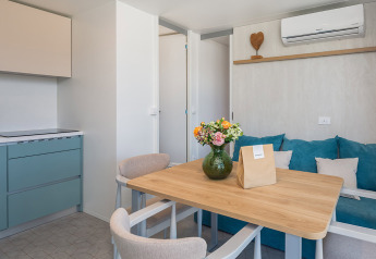 Zona pranzo nel Family Premium Holiday Home chalet di Aminess Style Camping Avalona Resort con arredo moderno.
