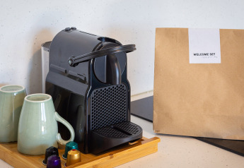 Macchina da caffè con capsule, tazze e set di benvenuto presso Family Premium Holiday Home, Aminess Style Camping Avalona Resort, Croazia.