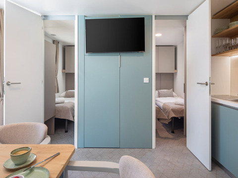 Modern chalet met twee slaapkamers, open keuken en eethoek bij Aminess Style Camping Avalona, Kroatië.
