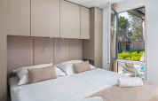 Camera moderna nel Family Premium Holiday Home presso Aminess Style Camping Avalona Resort in Croazia.
