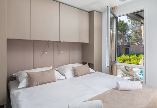 Modernes Schlafzimmer im Family Premium Holiday Home im Aminess Style Camping Avalona Resort in Kroatien.