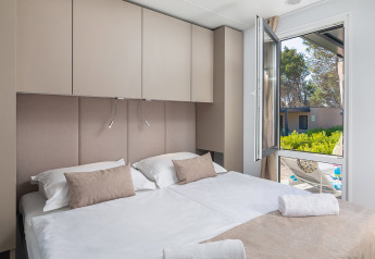 Camera moderna nel Family Premium Holiday Home presso Aminess Style Camping Avalona Resort in Croazia.